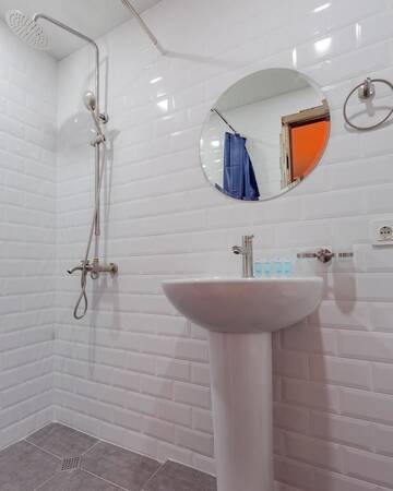 Фото номера Четырехместный номер Отель Komuna Hostel &amp; Hotel г. Батуми 2