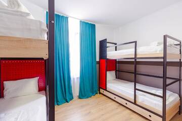 Фото номера Кровать в общем 4-местном номере для мужчин и женщин Отель Komuna Hostel &amp; Hotel г. Батуми 4