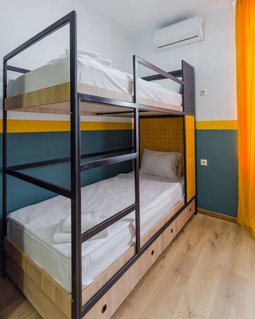 Фото номера Кровать в общем 6-местном номере для мужчин и женщин Отель Komuna Hostel &amp; Hotel г. Батуми 6