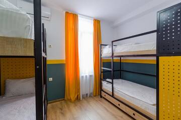 Фото номера Кровать в общем 6-местном номере для мужчин и женщин Отель Komuna Hostel &amp; Hotel г. Батуми 3