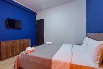 Фото номера Двухместный номер с 1 кроватью Отель Komuna Hostel &amp; Hotel г. Батуми 4