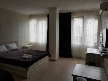 Фото номера Трехместный номер с балконом Отель MikePalace г. Батуми 3