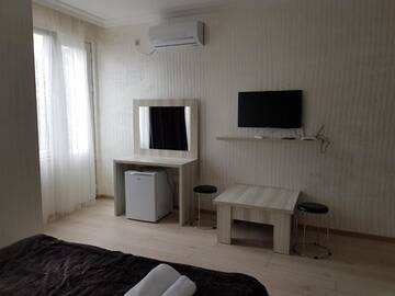 Фото номера Трехместный номер с балконом Отель MikePalace г. Батуми 6