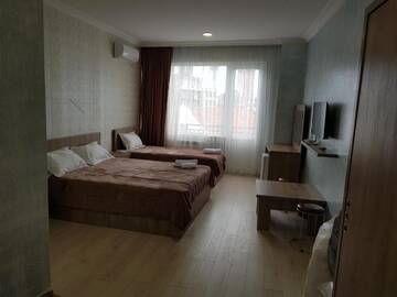 Фото номера Трехместный номер с видом на город Отель MikePalace г. Батуми 2