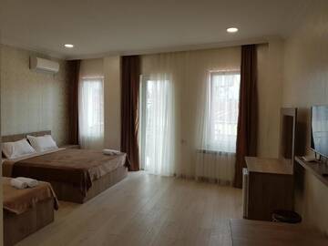 Фото номера Трехместный номер с балконом Отель MikePalace г. Батуми 2