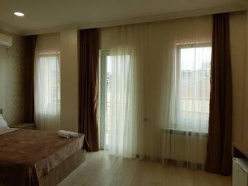 Фото номера Трехместный номер с балконом Отель MikePalace г. Батуми 11