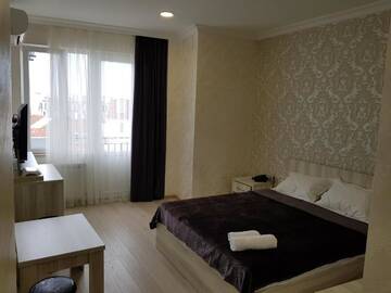 Фото номера Двухместный номер с 1 кроватью и балконом Отель MikePalace г. Батуми 2
