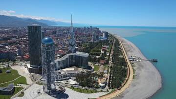 Фото номера Трехместный номер с балконом Отель MikePalace г. Батуми 2