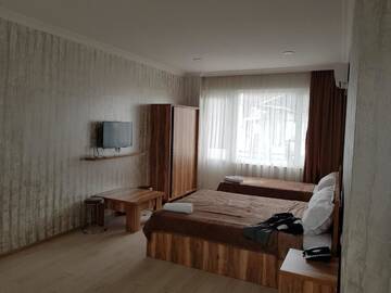 Фото номера Трехместный номер с видом на город Отель MikePalace г. Батуми 2