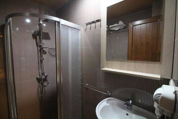 Фото номера Стандартный двухместный номер с 1 кроватью Отель B&amp;B Hotel г. Батуми 15