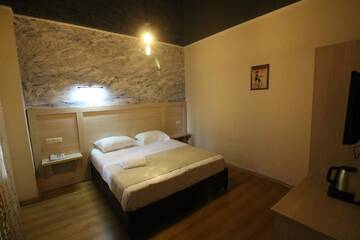 Фото номера Семейный двухместный номер с 1 кроватью Отель B&amp;B Hotel г. Батуми 11