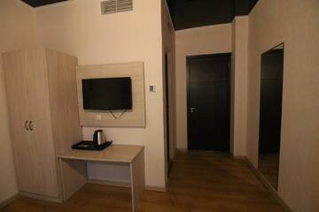 Фото номера Семейный двухместный номер с 1 кроватью Отель B&amp;B Hotel г. Батуми 8