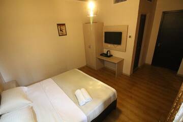 Фото номера Семейный двухместный номер с 1 кроватью Отель B&amp;B Hotel г. Батуми 9