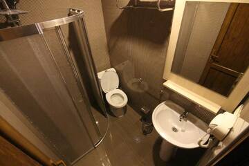 Фото номера Семейный двухместный номер с 1 кроватью Отель B&amp;B Hotel г. Батуми 6