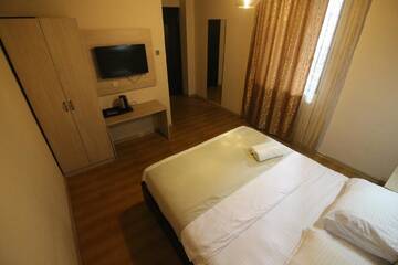 Фото номера Семейный двухместный номер с 1 кроватью Отель B&amp;B Hotel г. Батуми 10