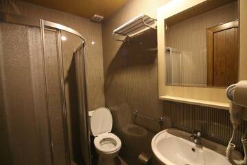 Фото номера Семейный двухместный номер с 1 кроватью Отель B&amp;B Hotel г. Батуми 7