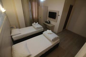Фото номера Стандартный двухместный номер с 1 кроватью Отель B&amp;B Hotel г. Батуми 9