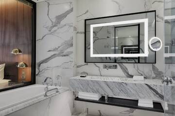 Фото номера Deluxe, Guest room, 1 King, City view, Balcony Отель Le Meridien Batumi г. Батуми 4