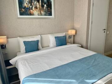 Фото номера Люкс с кроватью размера «king-size» и видом на море Отель Hotel Orbi Towers г. Батуми 14