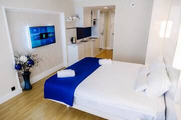 Фото номера Апартаменты-студио с видом на море Отель Orbi City Inn г. Батуми 5