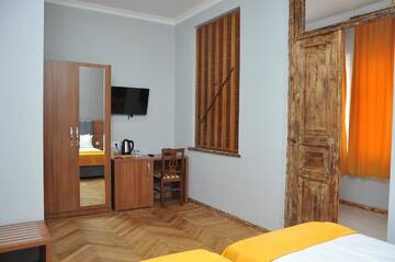 Фото номера Стандартный семейный номер Гостевой дом palm hotel г. Батуми 18