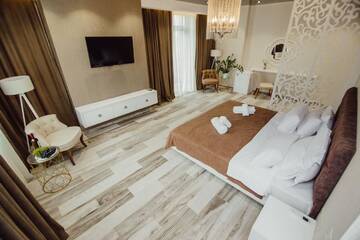 Фото номера Люкс с кроватью размера «king-size» и балконом Отель Butic Home г. Батуми 4