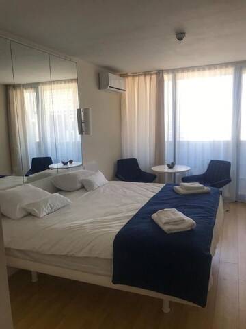 Фото номера Большой двухместный номер с 1 кроватью Отель Orbi City super room г. Батуми 17