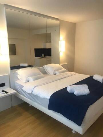 Фото номера Большой двухместный номер с 1 кроватью Отель Orbi City super room г. Батуми 18