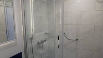 Фото номера Семейный номер с балконом Апарт-отели Best Batumi Apartments г. Батуми 5