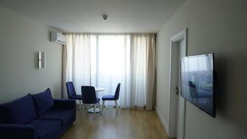 Фото номера Семейный номер с балконом Апарт-отели Best Batumi Apartments г. Батуми 12