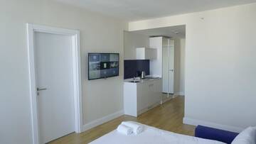 Фото номера Семейный номер с балконом Апарт-отели Best Batumi Apartments г. Батуми 18