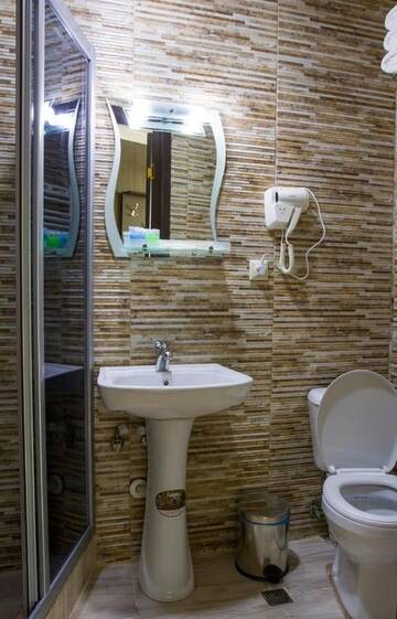 Фото номера Трехместный номер с балконом Мини-отель Pirosmani hotel г. Батуми 8