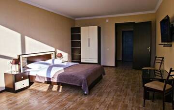 Фото номера Двухместный номер с 2 отдельными кроватями Мини-отель Pirosmani hotel г. Батуми 26