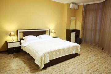 Фото номера Двухместный номер с 2 отдельными кроватями Мини-отель Pirosmani hotel г. Батуми 12