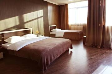 Фото номера Трехместный номер с балконом Мини-отель Pirosmani hotel г. Батуми 2