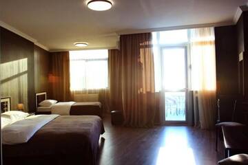 Фото номера Трехместный номер с балконом Мини-отель Pirosmani hotel г. Батуми 6
