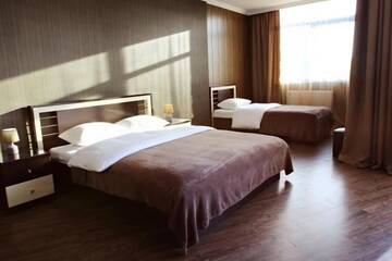Фото номера Трехместный номер с балконом Мини-отель Pirosmani hotel г. Батуми 3