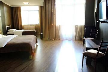 Фото номера Трехместный номер с балконом Мини-отель Pirosmani hotel г. Батуми 4